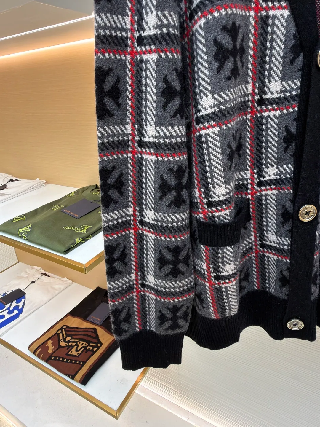 Chrome Hearts cross jacquard cashmere knitted cardigan ●Item number: 1681021-B25 ●Material: wool blended fabric ●Technology: knitted jacquard production ●Version: loose fit ●Weight: about 715 grams ●Size: S-M-L ●Description: The custom-made yarn is made of 55% wool + 30% cashmere + 15% nylon blended material. Customized leather collar label. Customized mold opening accessories and silver jewelry. (It takes an average of 220 minutes to weave ready-made clothes on imported looms. It is 4.5 times that of ordinary clothes). (emphasis added) ! ! ! Four pieces. Four patterns. Each side is different.) (Platform alignment) (Shoulder sleeve alignment) (Pocket alignment) with air cooler shaping + hand-sealed labels. Same style for men and women. The workmanship details are very good. Large quantities will be shipped out on the same day. The overall wiring is straight and delicate, the fabric is comfortable and soft, and the color is consistent without color difference. It can be matched with the same style to create a fashionable look and control various occasions. Customized accessories, complete with three standards, same style for men and women!